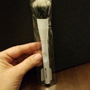 Crown Brush, blush brush